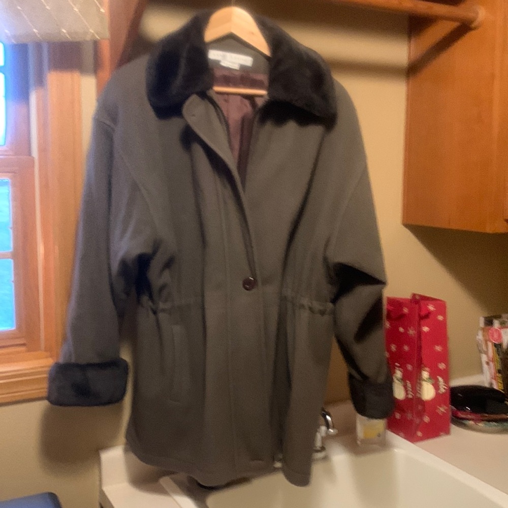 Women’s taupe wool blend coat with brown faux fur trim.